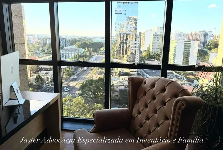 Escritório do advogado de família em Curitiba, no Centro Cívico, com vista para a Av. Cândido de Abreu